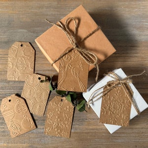 Etiquetas de regalo navideñas en relieve en el color que usted elija