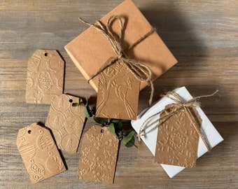 Etiquetas de regalo navideñas en relieve en el color que usted elija
