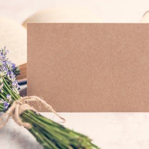 Cartes vierges en papier kraft rayées et pliées