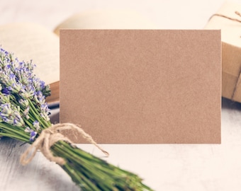 Tarjetas de papel Kraft en blanco marcadas y plegadas