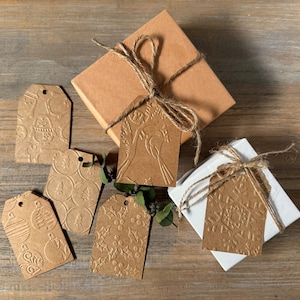 Étiquettes-cadeaux des fêtes en relief