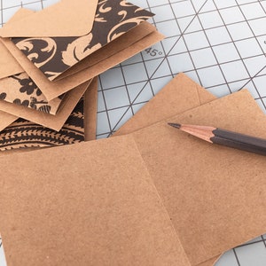 Zestaw 8 mini kartek Kraft z motywem kwiatowym i abstrakcją