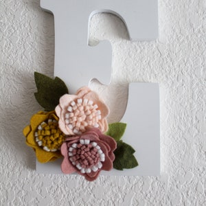Monograma de madera para guardería de niña, decoración con letras, anémonas de 8", colgador de puerta de madera blanca, mezcla de lana, flores de fieltro, decoración para guardería, baby shower, estilo shabby chic
