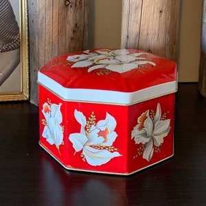 Vintage Grey Dunn Biscuit Tin - 8 Sided Tin with Hinged Lid - Red with White Daffodils - Collectible Tins