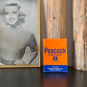 Vintage Peacock Crayons circa 1950&#39;s Box of 8 - New Unused Collectible