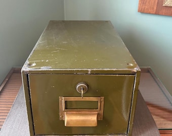 Archivador vintage de metal verde con fichas, tirador de latón, cerradura y llave