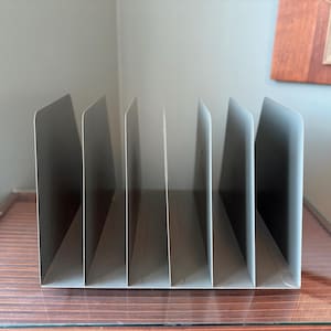 Organizador de archivos de metal vintage - Bandeja vertical de acero Oxford con 6 ranuras - Decoración de oficina industrial retro - Almacenamiento de discos de vinilo