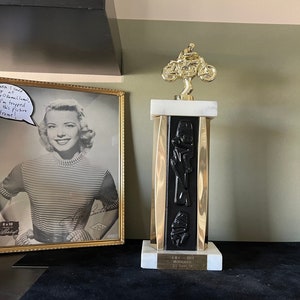 Trofeo de carreras de motos antiguas: decoración retro para cuevas de hombres