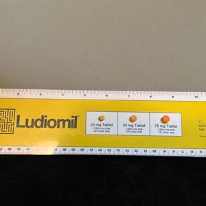 Righello Ludiomil vintage: pubblicità della farmacia CIBA, arredamento medico retrò