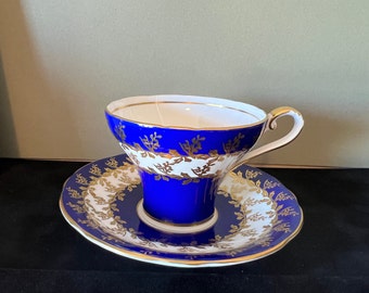 Tasse à thé et soucoupe corset Aynsley bleu cobalt chaîne florale en or - porcelaine ancienne