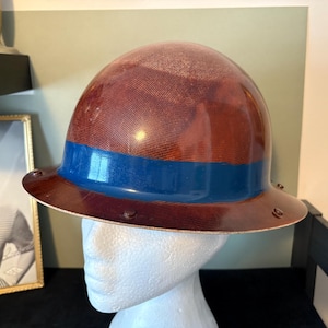Casque vintage fabriqué aux États-Unis - Casque de sécurité original MSA Skullguard en fibre de verre des années 1950, marron avec bande bleue Skullgard