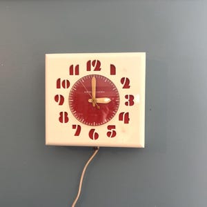 Vintage General Electric väggklocka röd & vit modell LK-15 - Retro 1940-tal 1950-tal köksinredning