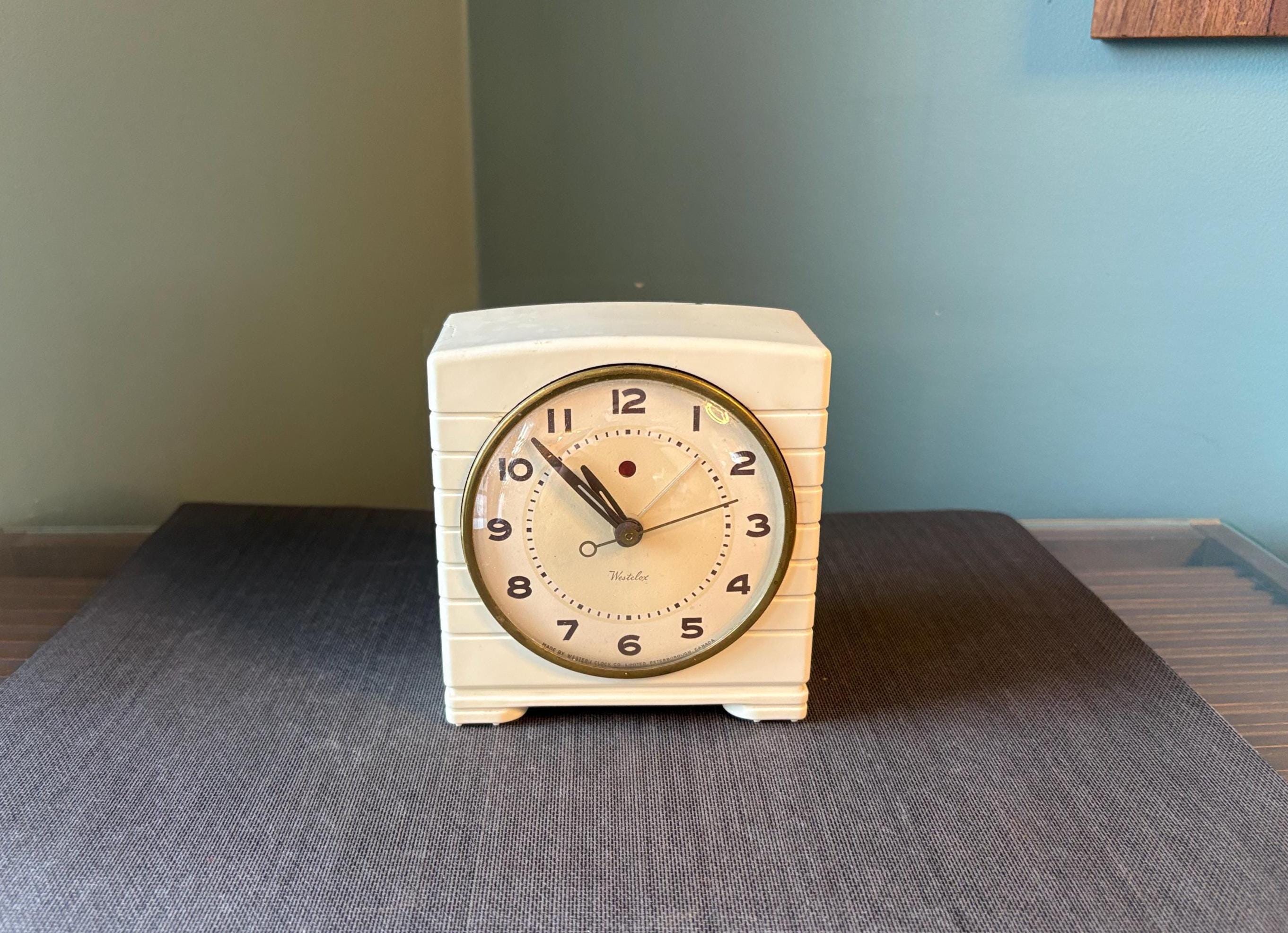 Réveil Mécanique Bakélite Art Déco Français - Vintage - NE FONCTIONNE PAS - Pour Pièces