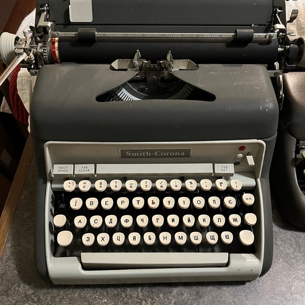 Ancienne machine à écrire Smith Corona, alphabet ukrainien