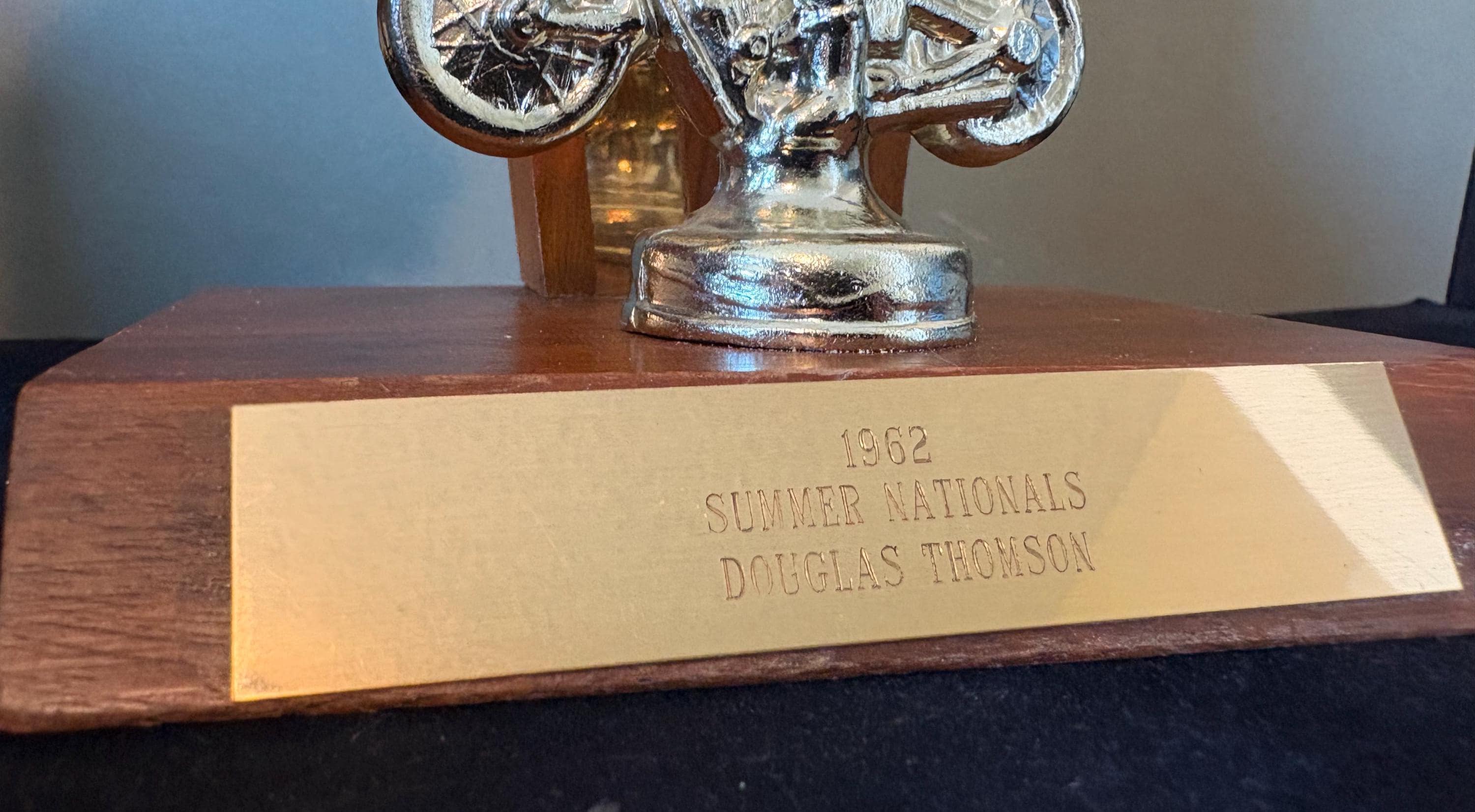 DUNLOP レーシングタイヤ オブジェ Vintage Motorcycle Racing Trophy: 1962 Dunlop Tires, Harley Figure
