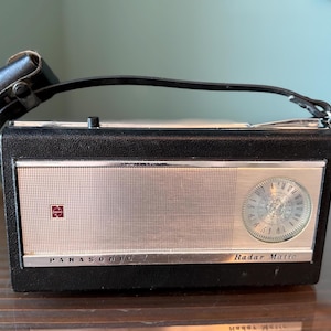 Vintage Panasonic Radar Matic Portable Transistor Radio Model R-1000