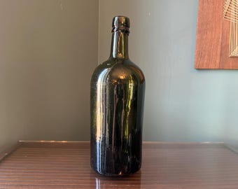 Bouteille antique en verre vert : décor d'apothicaire rustique soufflé à la main