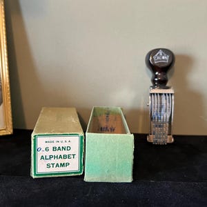Sello rotatorio vintage Crown de 6 bandas con el alfabeto - Sello de letras de 6 filas - Artículos de oficina y decoración vintage