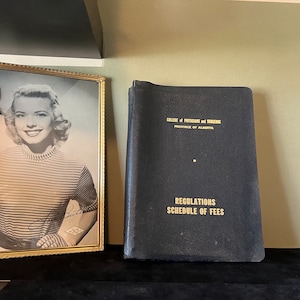 Vintage college van artsen en chirurgen uit de jaren 60 met vergoedingen - naslagwerk voor artsen