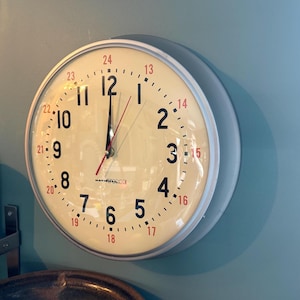 Orologio da parete vintage National Time Factory, con paralume in vetro convesso profondo, anni '60.