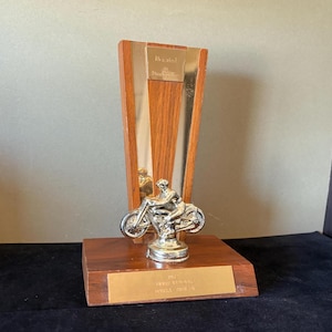 Trofeo de carreras de motos antiguas: neumáticos Dunlop de 1962, figura de Harley