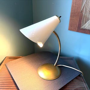 Lámpara de escritorio vintage de cuello de cisne de mediados de siglo - Pantalla de metal - Retro de los años 50