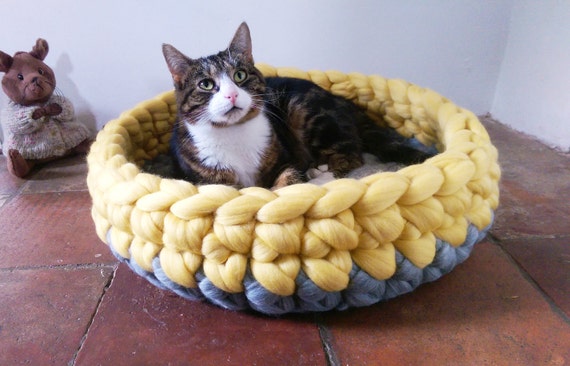 chunky yarn cat bed