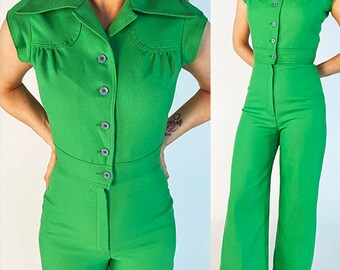Funky anni '70 verde brillante tuta da discoteca pagliaccetto svasati di poly gabardine di TJ Dress Co. Colletto ENORME! Super carino! XS/S