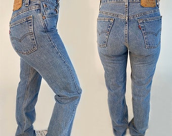 Salopette en jean bleu denim Levis 501 authentique vintage des années 80 avec braguette à boutons Made in USA 28/32 jambe droite étiquette rouge lavage moyen