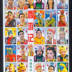 Peut inclure: Un ensemble de 36 cartes à collectionner colorées représentant des personnages du roman chinois Voyage en Occident. Les cartes sont disposées en grille, chaque carte représentant un personnage différent. Les personnages sont représentés dans un style cartoon et portent des costumes colorés. Les cartes sont imprimées sur un fond blanc avec une bordure rouge.