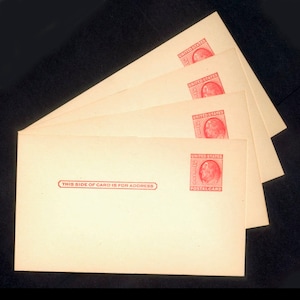 Pode incluir: Quatro cartões postais vintage com selos vermelhos de 2 centavos com um retrato de George Washington. O texto "UNITED STATES POSTAL CARD" está impresso nos selos. O texto "THIS SIDE OF CARD IS FOR ADDRESS" está impresso em vermelho na parte inferior dos cartões postais.