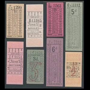 Puede incluir: Una colección de billetes de autobús antiguos del Reino Unido. Los billetes están impresos en papel de diferentes colores y presentan varios diseños. Los billetes incluyen los nombres de las compañías de autobuses, las fechas de viaje y las tarifas pagadas. Los billetes son un gran ejemplo de la historia del transporte público en el Reino Unido.