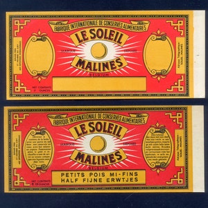 Peut inclure: Deux &eacute;tiquettes vintage rouge et jaune pour des conserves alimentaires de Le Soleil Malines, Belgique. Les &eacute;tiquettes pr&eacute;sentent un graphique de soleil et le texte "Le Soleil Malines Belgique". L'&eacute;tiquette sup&eacute;rieure indique "Contenu net 7 onces" et l'&eacute;tiquette inf&eacute;rieure indique "Contenu net 8 1/2 onces, Petits Pois Mi-Fins, Half Fine Erwtjes".