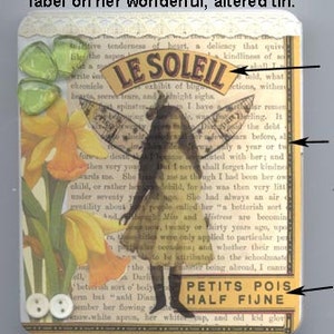 Peut inclure: Une bo&icirc;te en m&eacute;tal de style vintage avec un collage d'images, dont une f&eacute;e avec des ailes, des fleurs et une &eacute;tiquette qui dit "Le Soleil, Petits Pois Half Fijne".