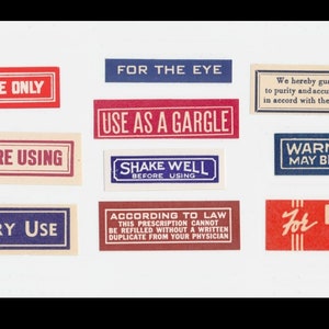 Könnte beinhalten: Eine Sammlung von Vintage-Medizinaufklebern mit verschiedenen Texten, darunter "Nur zur äußerlichen Anwendung", "Vor Gebrauch schütteln" und "Für den tierärztlichen Gebrauch". Die Etiketten sind in Rot, Blau und Beige mit schwarzem Text. Das Set ist mit "SET 1" gekennzeichnet.