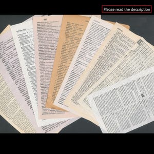 Op de afbeelding: Een verzameling vintage woordenboekpagina's in verschillende tinten geel, crème en wit. De pagina's staan vol met woorden en definities, en sommige pagina's hebben een licht verweerd uiterlijk.