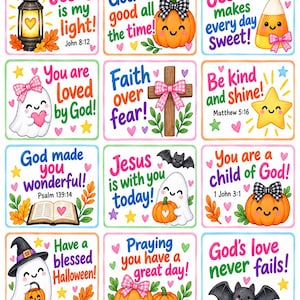 Op de afbeelding: Een vel met twaalf vierkante stickers met kleurrijke illustraties van pompoenen, spoken, vleermuizen en religieuze symbolen. Elke sticker bevat inspirerende teksten zoals Jesus is my light of Faith over fear.