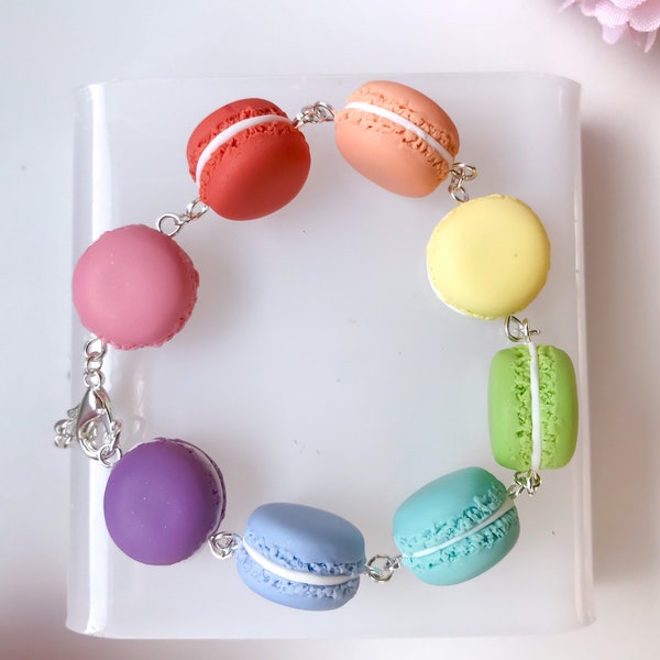 Bracelet macaron - bracelet arc-en-ciel kawaii en pâte polymère, macarons miniatures, bijoux culinaires kawaii, cadeau pour gourmets