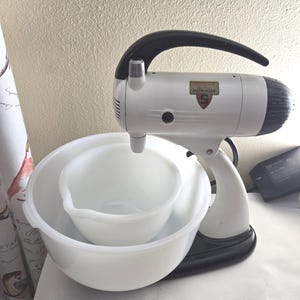 Vintage Working Sunbeam Mixmaster with Bowls, 1930s / 1940s era