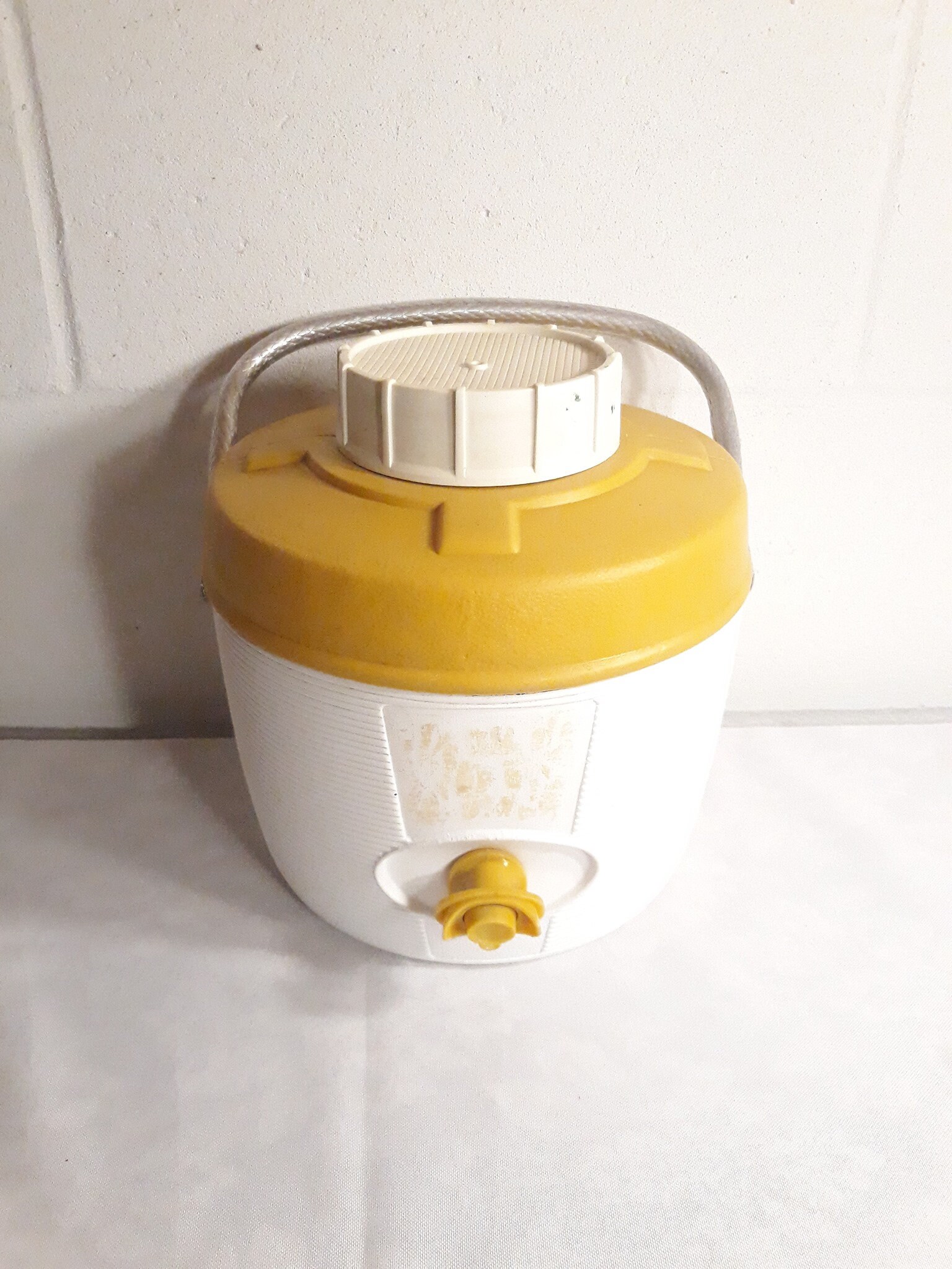 Details about / Vintage Poloron Yellow//White Vacucel Hot Cold Alpine 1//2 Gal Picnic Jug