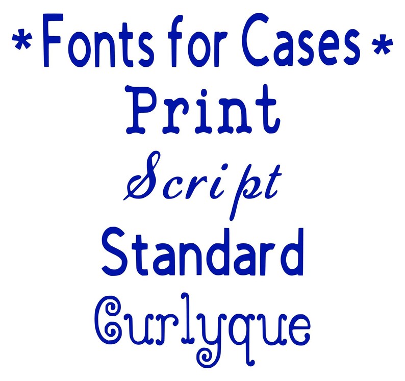 Puede incluir: Fondo blanco con texto azul. En la parte superior, "*Fonts for Cases*". Debajo, las palabras "Print", "Script", "Standard" y "Curlyque" en diferentes estilos de fuente.
