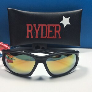 Puede incluir: Gafas de sol negras con lentes espejados y una funda negra con el nombre "RYDER" y una estrella blanca impresa.