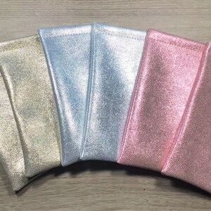 Peut inclure: Six pochettes en tissu scintillant de diff&eacute;rentes couleurs, dont argent, bleu clair, rose et rose clair. Les pochettes sont toutes faites d'un tissu doux et chatoyant et ont une texture lisse et uniforme.