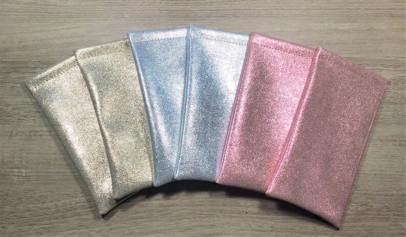 Peut inclure: Six pochettes en tissu scintillant de diff&eacute;rentes couleurs, dont argent, bleu clair, rose et rose clair. Les pochettes sont toutes faites d'un tissu doux et chatoyant et ont une texture lisse et uniforme.