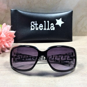 Peut inclure: Lunettes de soleil noires avec un motif g&eacute;om&eacute;trique sur les verres et un &eacute;tui noir avec le mot "Stella" et une &eacute;toile blanche imprim&eacute;e dessus.