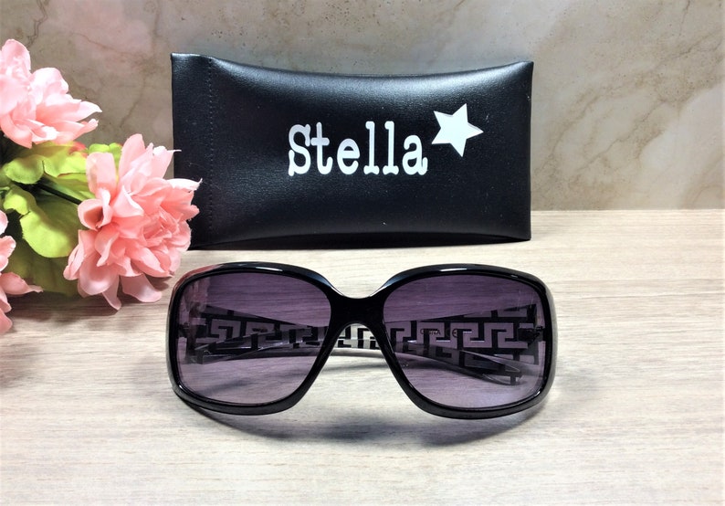 Peut inclure: Lunettes de soleil noires avec un motif g&eacute;om&eacute;trique sur les verres et un &eacute;tui noir avec le mot "Stella" et une &eacute;toile blanche imprim&eacute;e dessus.