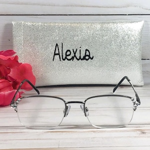 Clear Crystals sparkle and shine on this reader. +1.25 Personalized case. imagem 1