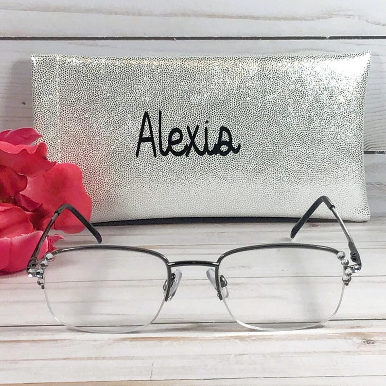 Clear Crystals sparkle and shine on this reader. +1.25 Personalized case. imagem 1