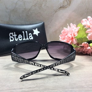 Peut inclure: Lunettes de soleil noires avec un motif g&eacute;om&eacute;trique sur les branches et un &eacute;tui noir avec le mot "Stella" imprim&eacute; dessus.