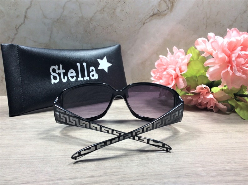 Peut inclure: Lunettes de soleil noires avec un motif g&eacute;om&eacute;trique sur les branches et un &eacute;tui noir avec le mot "Stella" imprim&eacute; dessus.